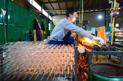 河北河间:工艺玻璃产业助力经济增长